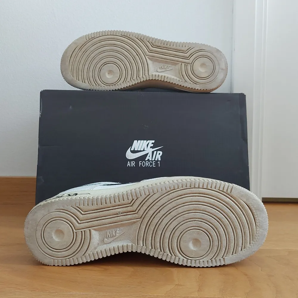 Fynda! Nike Air force 1 Sketch pack i använt skick! Sällsynta skor, kostar nästan 3000 på StockX.  Storlek 40  Kom med ett bud så löser vi ett väldigt bra pris!. Skor.