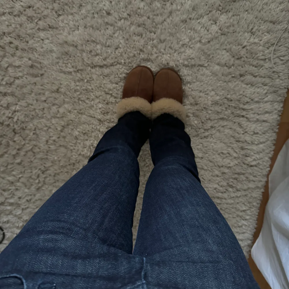 Straight jeans från Victoria Beckham, i storlek 27/24, skulle säga att de sitter som en xs! Använda fåtal gånger  Midjemått: 39 Innerbenslängd: 79. Jeans & Byxor.