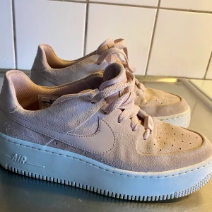 Nike Air Force 1 Sage Low - Använda ett fåtal gånger. Fler bilder kan så klart fås 💕
