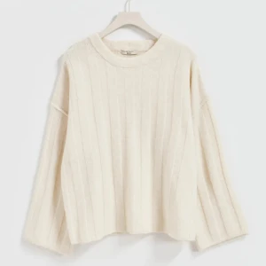 Gina tricot stickad tröja  - Säljer min slutsålda premium knitted stickade tröja ifrån ginatricot, har används en gång därav nyskick och inga defekter, köptes för 400kr.