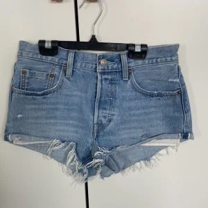 Jeansshorts - Säljer fina shorts från Levi’s som är köpta på Plick men tyvärr för stora för mig. De har knappar som gylf och enligt den förra ägaren var de nästan aldrig använda💓