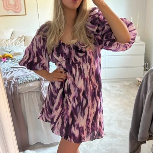 Sommardröm - Säljer denna sommardröm från hm, då den är aningen för lång för mig (164 cm). Aldrig använd, storlek XS. Skulle säga mer en S dock💜💘