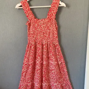 Säljer denna röda klänningen från Vero Moda då den inte kommer till användning💛 pris kan diskuteras😊