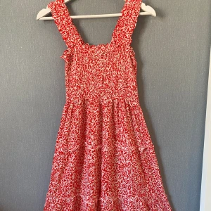 Röd vardagsklänning  - Säljer denna röda klänningen från Vero Moda då den inte kommer till användning💛 pris kan diskuteras😊