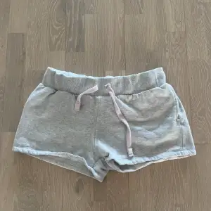 Säljer dessa grå mjukis shorts från Tindra i storlek M !