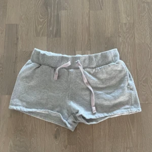Shorts  - Säljer dessa grå mjukis shorts från Tindra i storlek M !