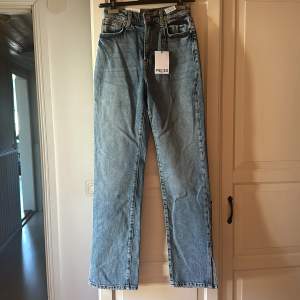 Jeans från Pieces i storlek 26/32. Helt oanvända🌸