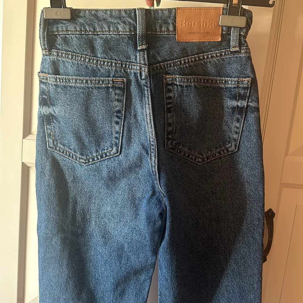 Mom jeans från Bershka i storlek 34🌸. Jeans & Byxor.