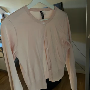 rosa kofta - säljer min söta kofta💕 Köpt nydligen och sen är använd endast två gånger!