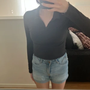 Svart långärmad  - Jätte bra skick använd Max två gånger den är ifrån Kappahl och är storlek 158-164 men passar mig och är storlek s