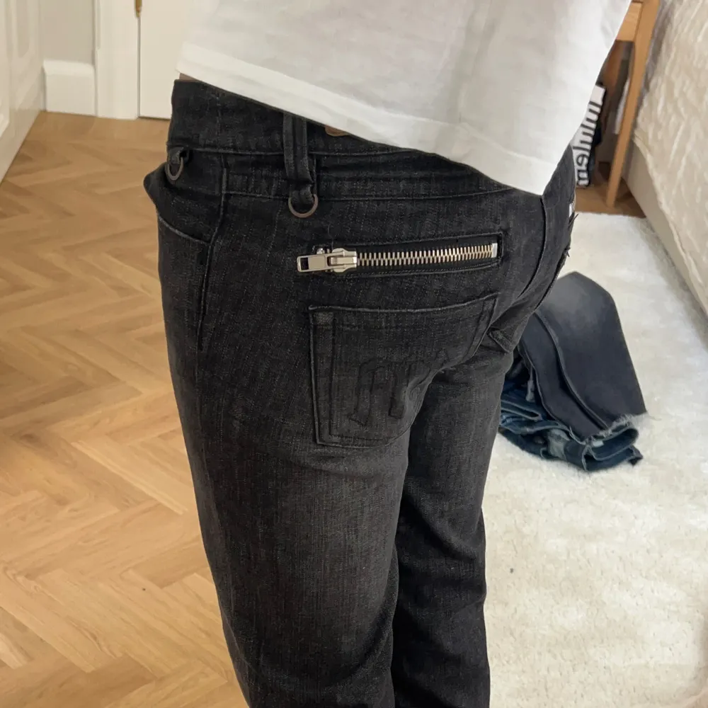 Så snygga low waist jeans med coola detaljer på fickan. Perfekta grå jeans till hösten!! . Jeans & Byxor.
