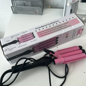 Locktång - Rosa Deep waver/locktång, använt endast några ggr lägsta temperatur: 180 högsta temperatur: 210 priset kan diskuteras 