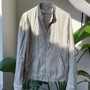 Filippa K Kiruna Linen Jacket - Biege linnejacka från Filippa K, storlek S - 46. Jackan är som ny, perfekt till sommaren.                                          Nypris: 2 899 kr