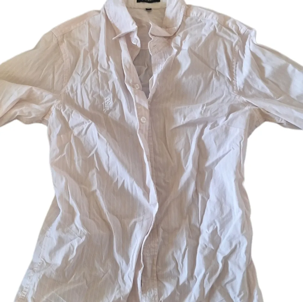 En jättefin vit,rosa randig skjorta i storlek XS (kvinna) kanske även skulle passa storlek S! Aldrig kommit till användning 🩷 Såå fin till sommaren 🫶🏼🪻. Skjortor.