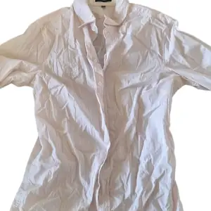 En jättefin vit,rosa randig skjorta i storlek XS (kvinna) kanske även skulle passa storlek S! Aldrig kommit till användning 🩷 Såå fin till sommaren 🫶🏼🪻