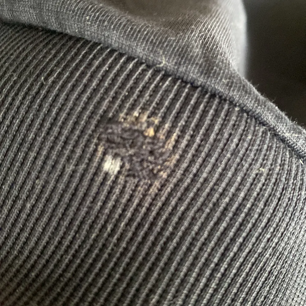 Säljer min Hugo boss tröja som har ett litet hål längst ner på tröjan men det är ganska litet så det är inte nått man märker skick 9/10.. Hoodies.