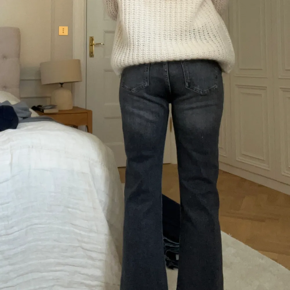Typ oanvända lågmidjade croppade Zara jeans! Perfekta till allt och Såå snygga på sommaren🩷. Jeans & Byxor.