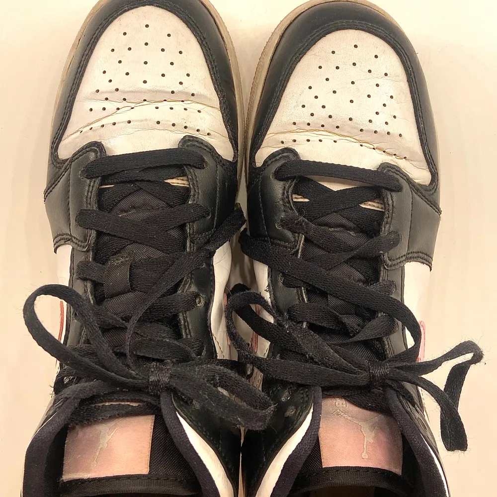 Säljer nu mina finaste Air Jordans då de inte kommer till användning längre💓 De är superväl omhändertagna och har även haft creasingskydd (slitna och slängda nu)🎀 Storlek 40 men skulle säga att de även passar 39🌟. Skor.