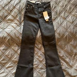 Svarta Zara jeans som inte säljs längre. Bootcut o bra skick då dom aldrig är andvända💗 butikspris 400kr, storlek 34💗