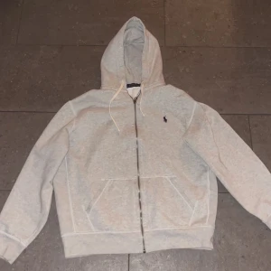 Ralph lauren tröja - Säljer denna tröjan då den har blivit för liten för mig, fint skick endans använd få gånger försiktigt.