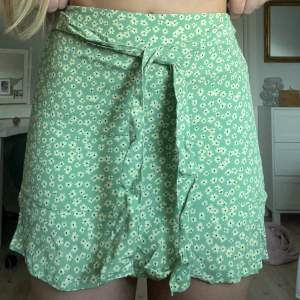 En grön blommig kjol med inbyggda shorts!🫶🏻🌸 så fina nu till sommaren, aldrig använd då den är aningen liten på mig🌸skriv vid funderingar, använd gärna köp nu 🌸