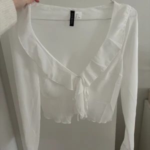Topp med knyte - Oanvänd topp med knyte från H&M!