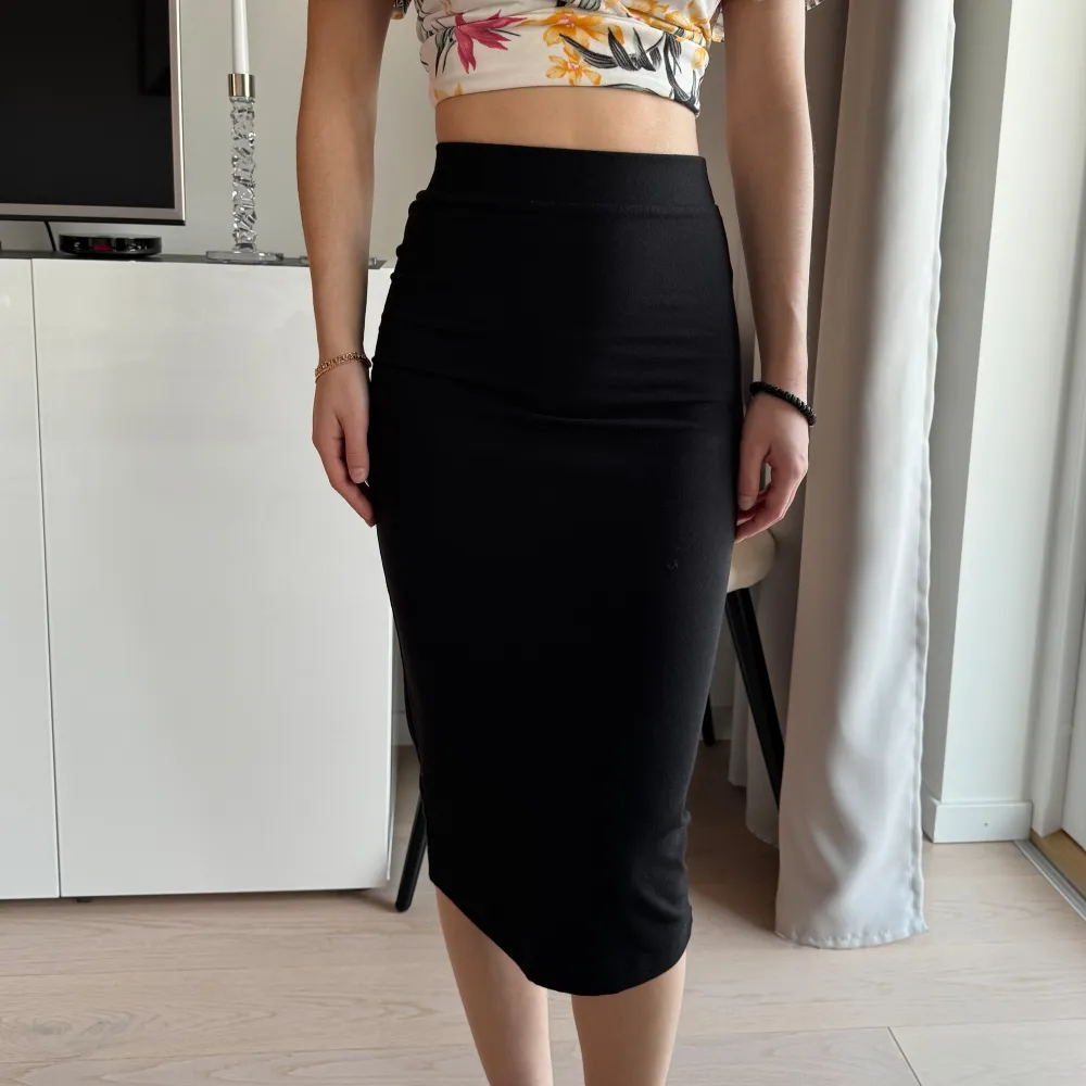 Svart kjol från H&M divided. Strl XS. Väldigt tight. För liten för mig som i vanliga fall bär XS. Passar en XXS.. Kjolar.
