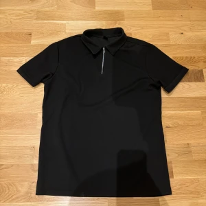 Half zip  - Hej. Säljer den här riktigt snygga half zip pike 🙌 Perfekt inför sommaren. Används bara fåtal gånger, nyskick! 🔥 köptes för | -499kr |  säljer för | -149kr | Stl L men passar även M