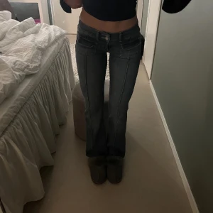 Nelly low waist jeans  - Säljer dessa jätte snygga low waist jeans från Nelly, som ör använda ett par gånger. Liten defekt som inte märks när man har på sig den!!❤️ SKRIV innan ni trycker på köp nu! 