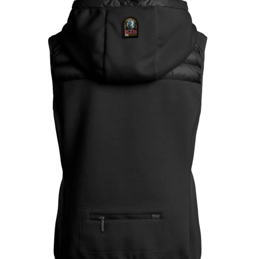 Nikky Vest i färgen är en isoleringsväst i ett klassiskt parajumpers utförande. Perfekt för mellansäsongernas svajiga väder! 💨☔️. Jackor.
