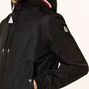 Moncler windbreaker  - Säljer den för har använt den sen blev den för liten för mig och nu använder jag inte den.