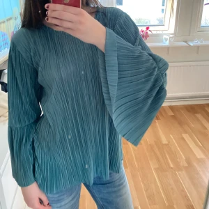 Turkos, somrig blus  - Våfflad blus med ”utsvängda” ärmar som inte kommer till användning. Köpt förra sommaren, använd två gånger.