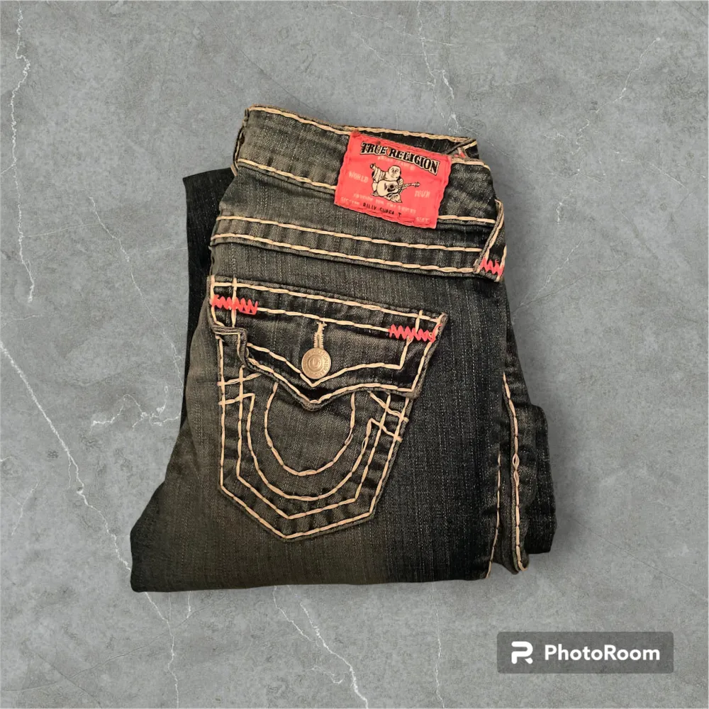 easy bootcut trueys i modell billy ! mått: midja 37cm, innerbenslängd 87cm. Jeans & Byxor.
