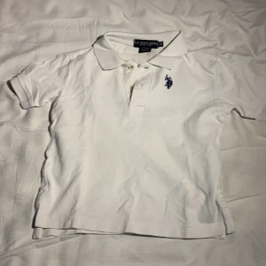 Polo US Assn Pikéer - Säljer dessa 4 Polo US Assn och Tommy Hilfiger pikéer eftersom de är för små. Skick 10/10