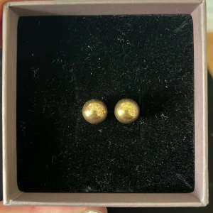 örhängen  - glansiga lite större bollar