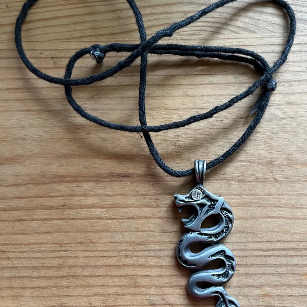 Halsband med Drake Ca 6 cm Textilrem. Accessoarer.