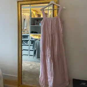 Säljer en MANGO klänning i en ljusrosa färg då den är för stor, är använd endast en gång, i mycket bra skick, tror att den inte går att få tag på längre då den är köpt utomlands!🩷