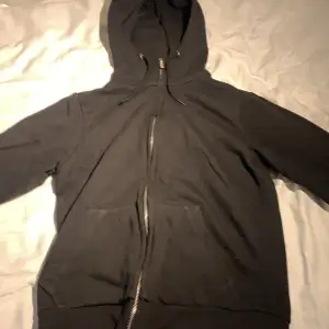 Säljer denna svarta zip up hoodien från etirel. Skick 10/10