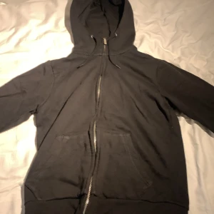 Svart zip up Hoodie - Säljer denna svarta zip up hoodien från etirel. Skick 10/10