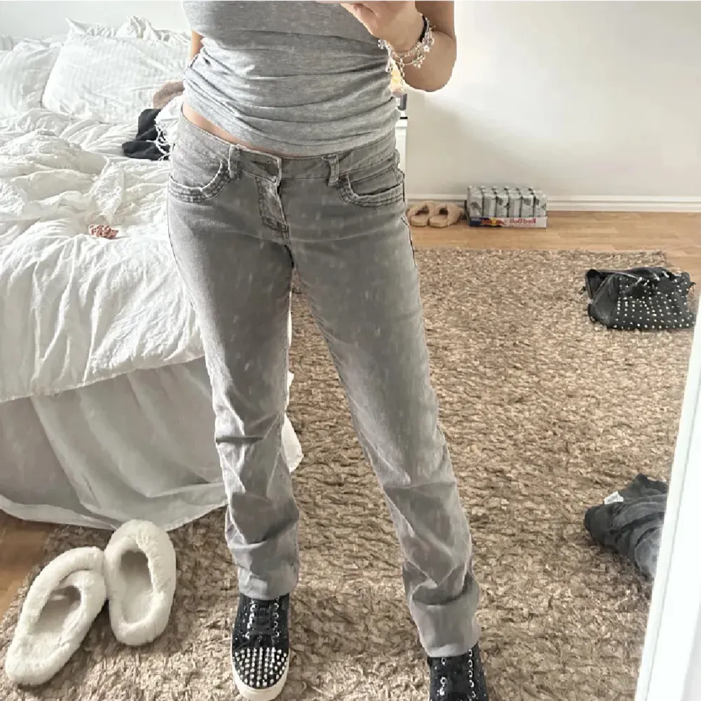 Grå lågmidjade jeans från esprit som är för stora och för långa på mig. På bilden har jag vikt in dem , innebenslängden är 87 cm🥰. Jeans & Byxor.