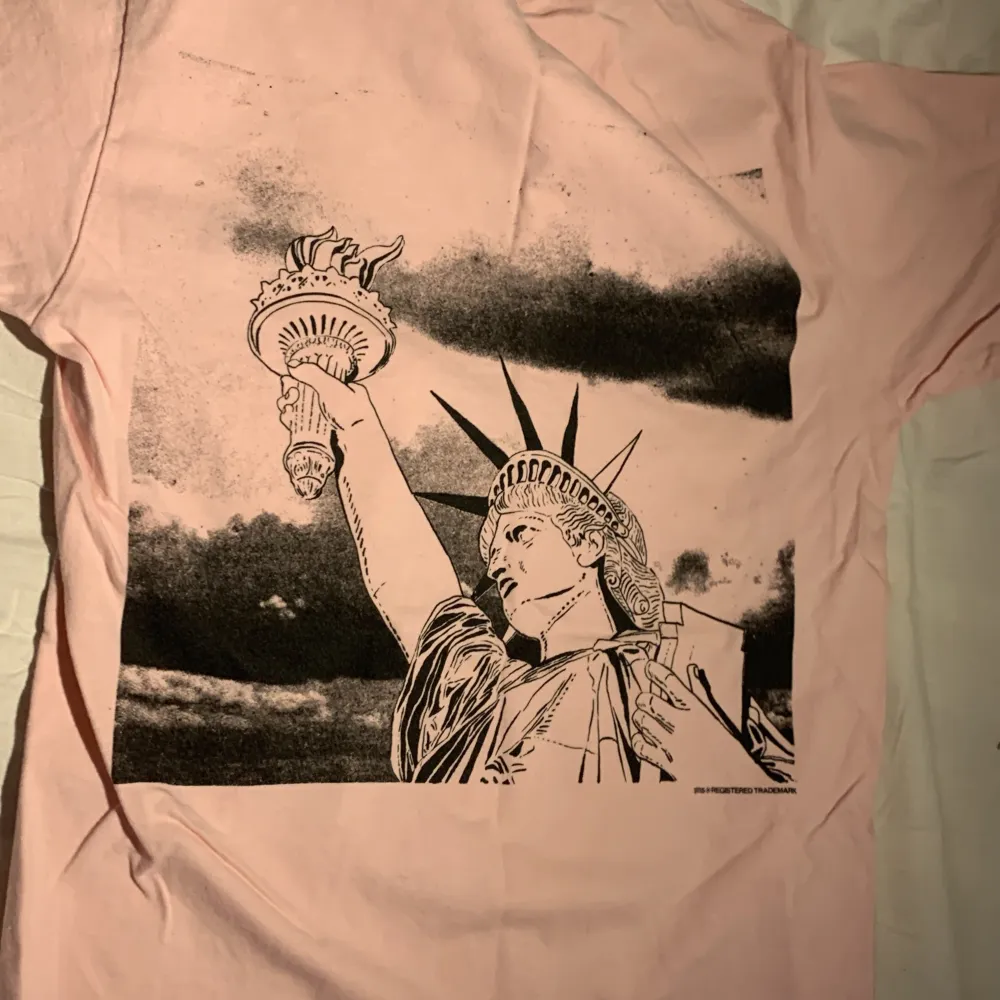 Säljer denna snygga Sneakers and Stuff T shirt i rosa färg. Skick 10/10. T-shirts.