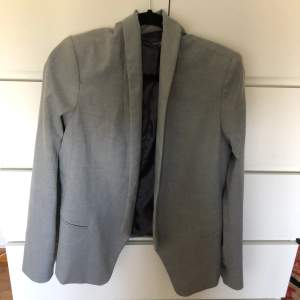 Säljer min gråa kostymkappa från ESPRIT som aldrig har kommit till användning 🫶🏻 Storlek är lite oklart men skulle säga att den både passar 32 och 34 beroende på hur man vill att den ska sitta ❤️ Finns inga defekter eller tecken på användning 🥰