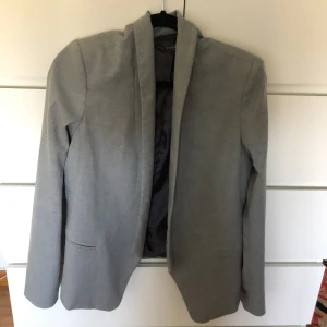 Grå kostymkappa ❤️ - Säljer min gråa kostymkappa från ESPRIT som aldrig har kommit till användning 🫶🏻 Storlek är lite oklart men skulle säga att den både passar 32 och 34 beroende på hur man vill att den ska sitta ❤️ Finns inga defekter eller tecken på användning 🥰