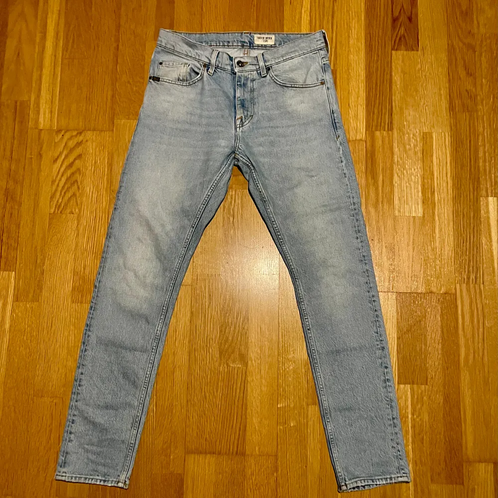 Tiger of Sweden jeans i väldigt bra skick. Storlek w29 L32 i Slim passform. Ny pris 1600 mitt pris 299.. Jeans & Byxor.
