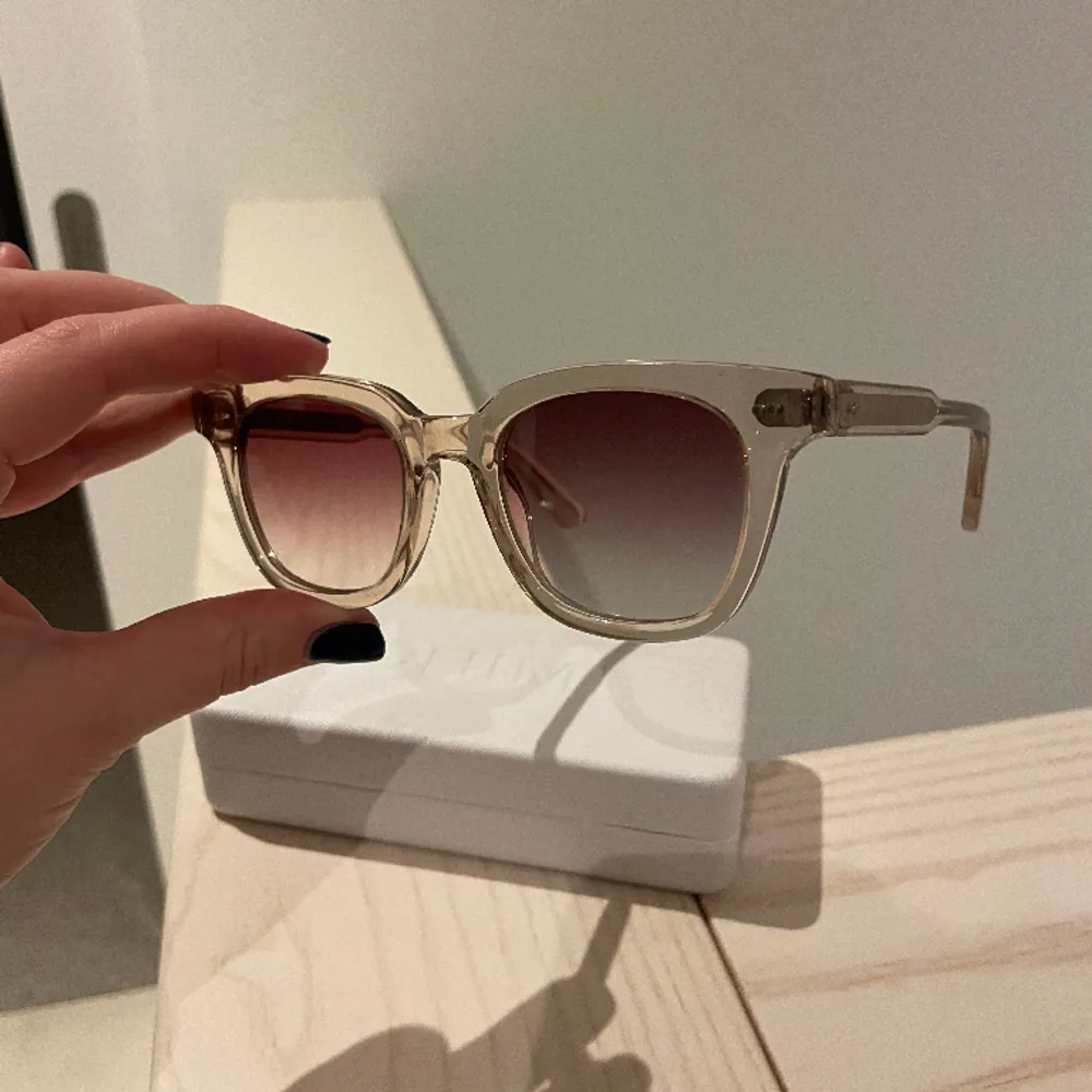 Solglasögon från Chimi! Modellen 02 i färgen Ecru. Använda men bra skick. Köpta för 1250kr i butik🧡. Övrigt.
