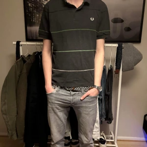 Fred Perry piké - En väldigt schysst piké från Fred Perry, skick 8/10. Moddelen är 185 centimeter och väger 65 kilo. Tveka inte på att höra av er vid några funderingar.