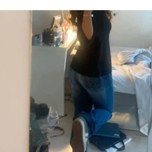 Victoria beckham liknande jeans - Jättefina lågmidjade jeans med kronor på fickorna, i nyskick. Säljs pga att de inte kommer till användning. 