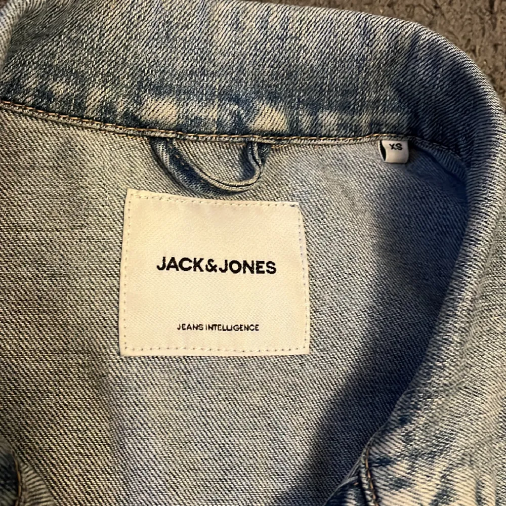 En jeansjacka ifrån Jack and Jones. Skick 8/10. Säljer pågrund av att den är för liten. Skriv vid frågor eller funderingar 🤗 . Jackor.