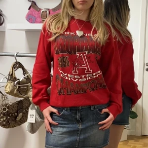 Röd sweatshirt med tryck - Röd sweatshirt med tryck framtill. Köpt här på Plick men har aldrig kommit till användning. Storlek M.🖤