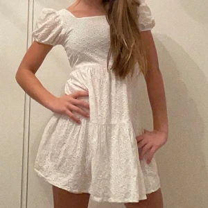 Vit klänning💓 - Vit klänning för sommaren från Lefties, använt en del men inga defekter och ser helt ny ut❤️